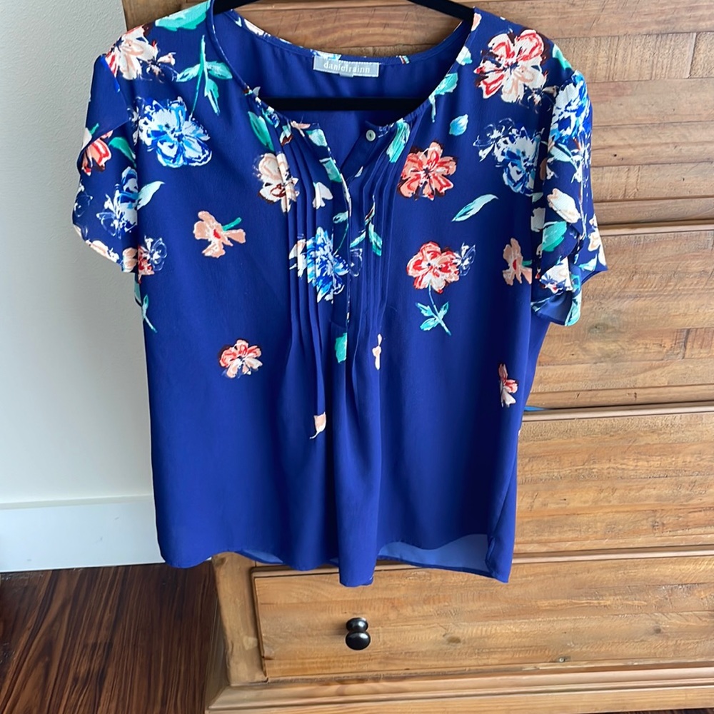 Short sleeve top